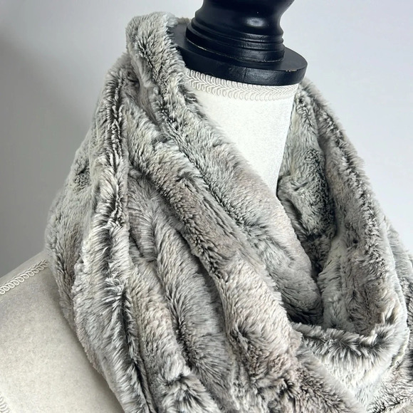 Plush Faux Fur Infinity Scarf Gray Soft Cozy Winter Wrap Boho Luxe Neutral - Picture 4 of 9